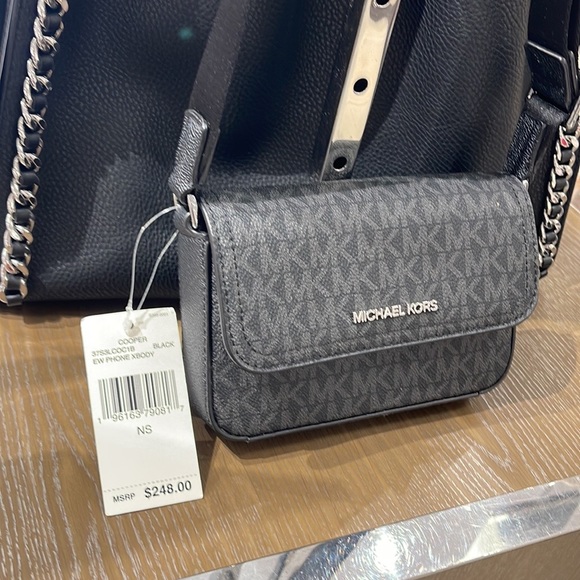 MICHAEL KORS
COOPER EW Phone XBody 
Black 
NWT - Picture 3 of 16